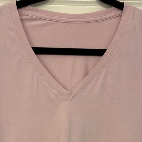 LULULEMON Love V Neck Short Sleeve T-Shirt Lilac Pink Women’s Size 10 - Picture 3 of 4